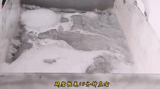 正在CNC機加工新能源鋁板拋光清洗去刀紋 正在CNC機加工新能源鋁板拋光清洗去刀紋